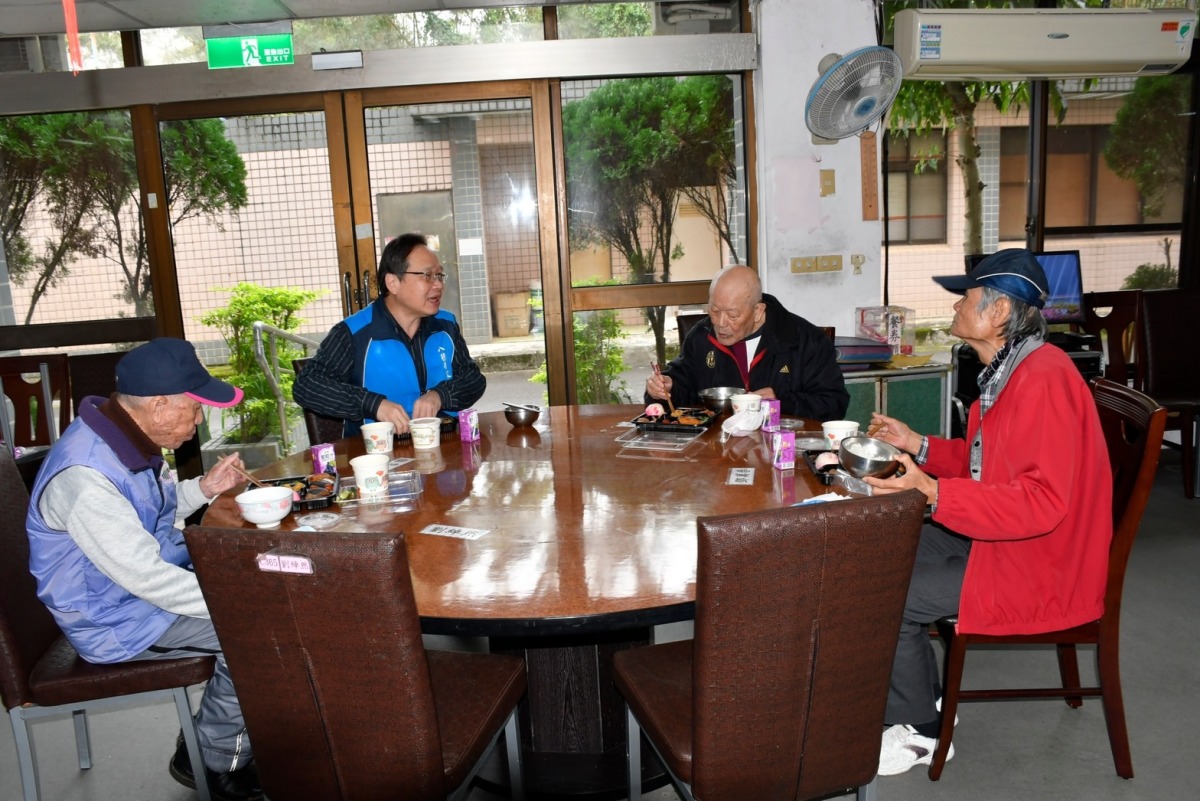 八德榮家除夕圍爐團團圓圓慶春節 八德榮家主任酆世俊除夕陪伴住民團圓用餐 1