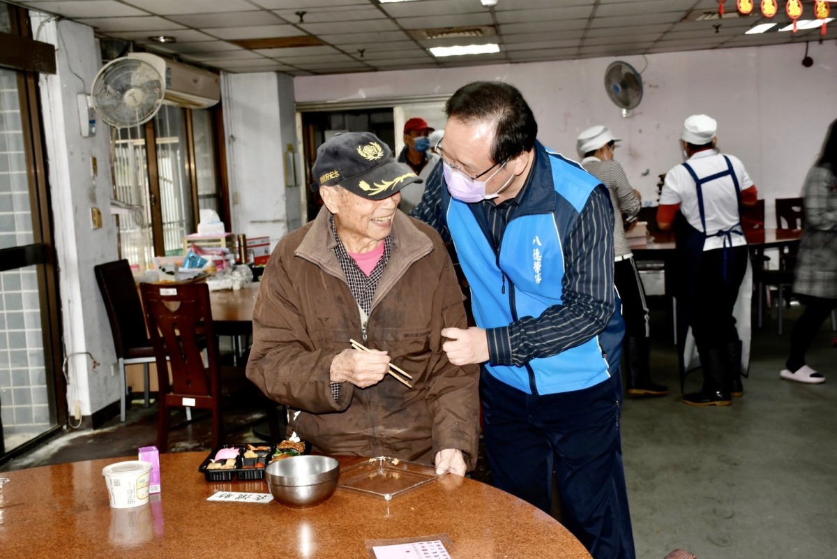 八德榮家主任酆世俊陪伴住民過年，讓留在家區的住民們感受到親切與溫馨
