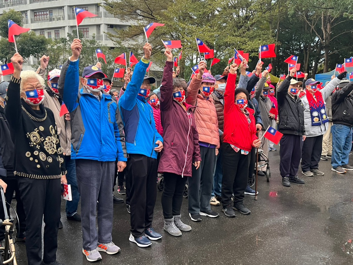 八德榮家元旦升旗 住民齊唱國歌喜迎新年 八德榮家住民精神抖擻地參加元旦升旗典禮