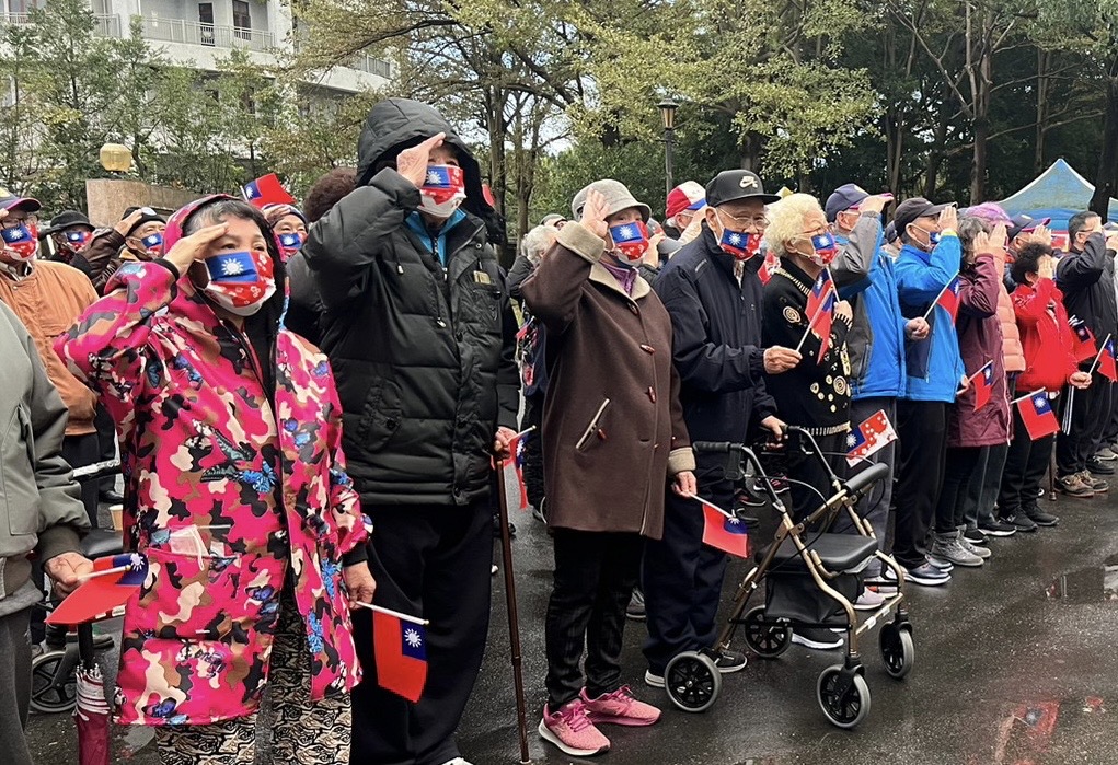 八德榮家元旦升旗 住民齊唱國歌喜迎新年 八德榮家住民雲集一體目視國旗冉冉升起