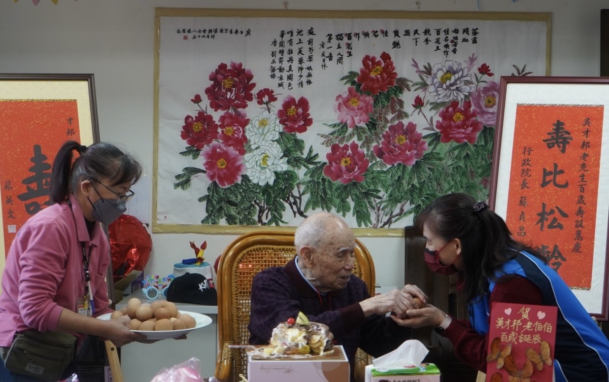 百歲人瑞吳才邦歡慶壽辰 八德榮家溫馨祝賀 八德榮家吳才邦爺爺分享紅蛋給工作人員
