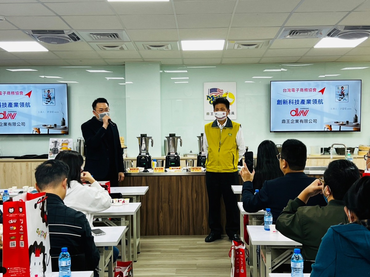 台灣電子商務協會羅允俊理事長（左）；鼎王鍋具許登旺董事長（右）