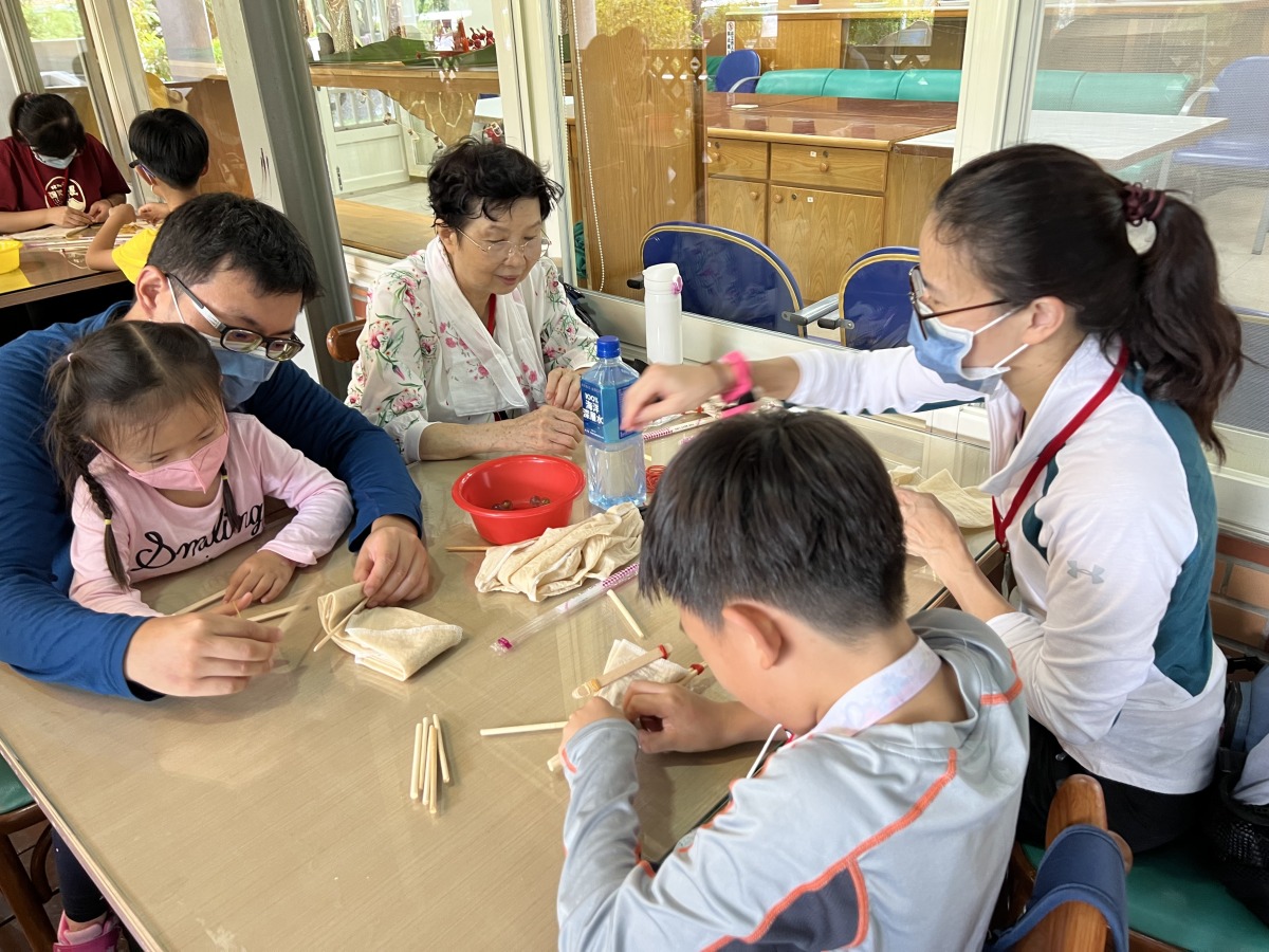 圖說5：三代同遊玉山國家公園親子合力完成手作工藝品