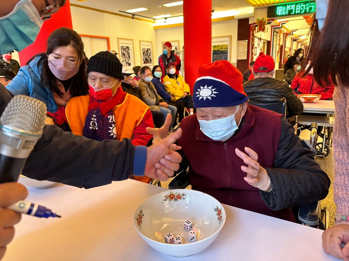 十八啦!桃園榮家骰子王大賽熱鬧登場 長輩歡喜迎新春 奶奶期待擲出點數到底多少呢
