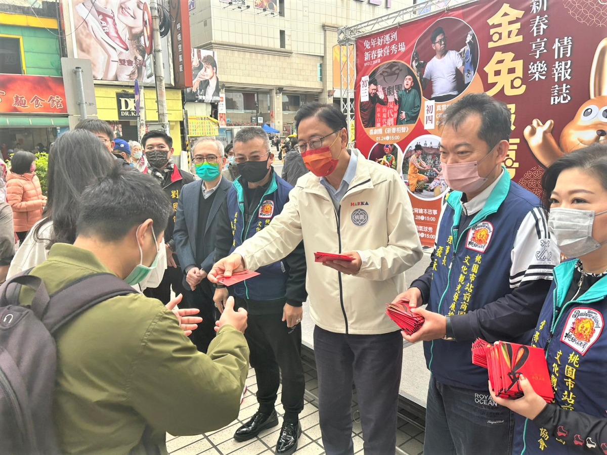 桃園站前商圈發福袋 張善政:祝所有店家業績長紅 市長贈福袋祝福民眾兔年行大運