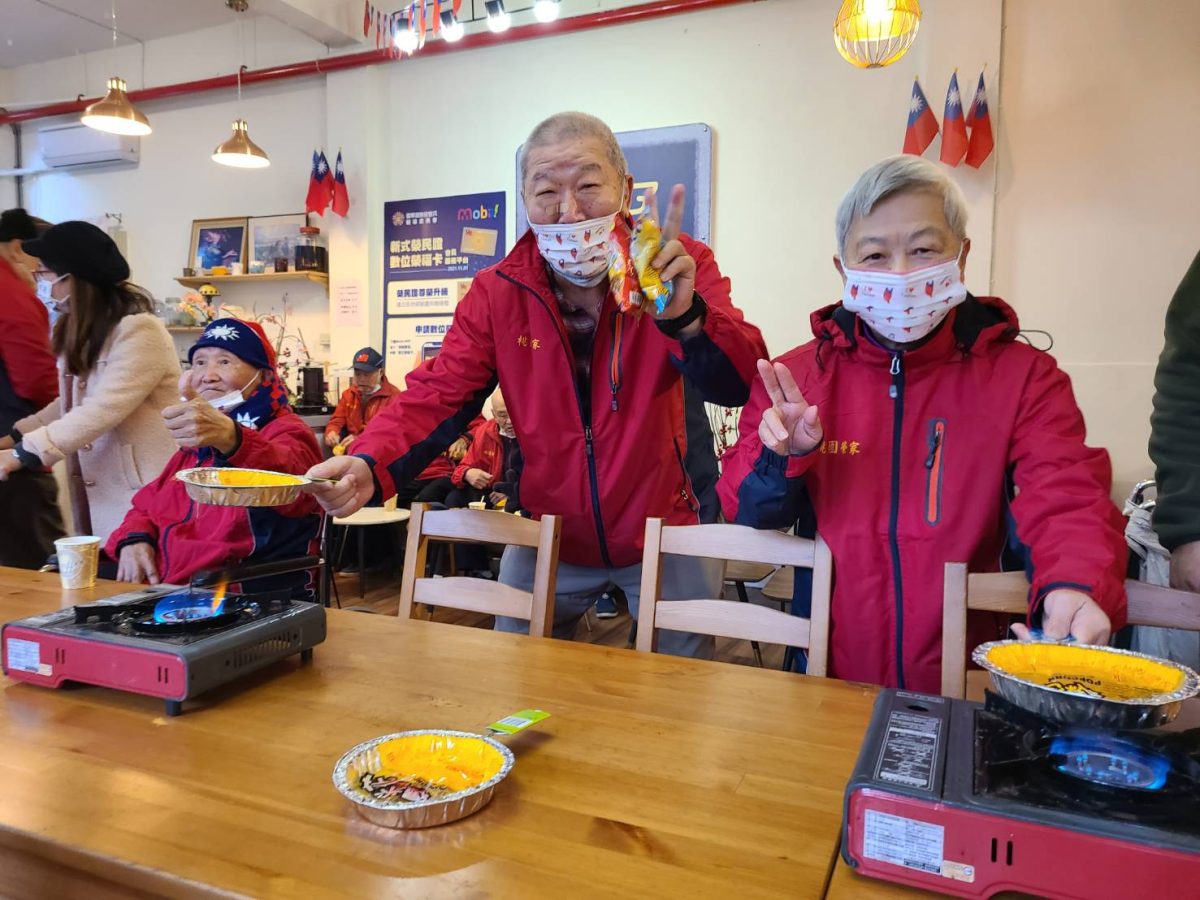 桃園榮家元旦升旗 住民齊聚國旗穹頂迎新年 幸福爆爆米花活動 scaled