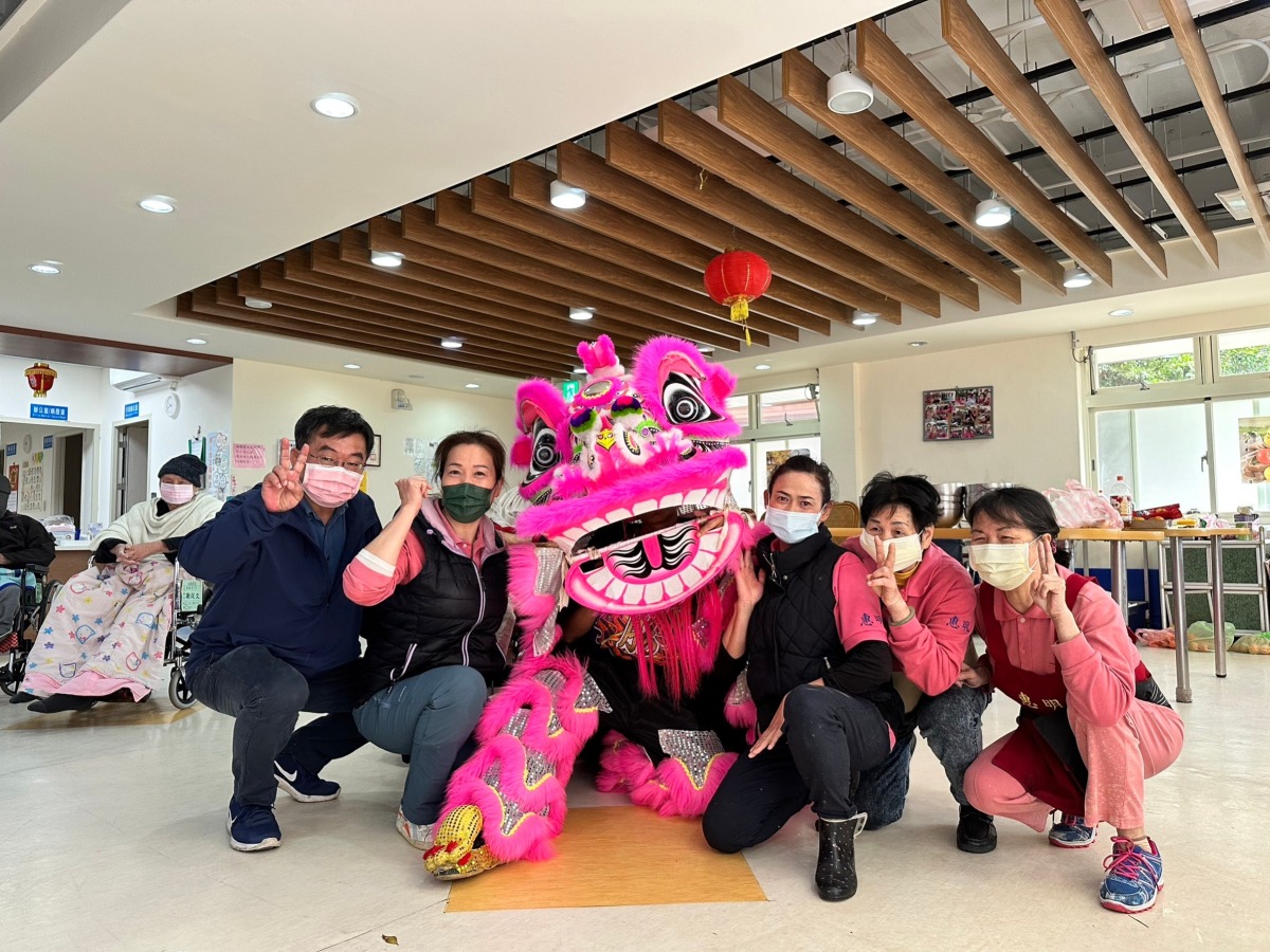 桃園榮家喜迎開工日 舞獅戰鼓齊報新春 祥獅繞行家區至養護堂與照護工作團隊合影氣氛喜慶溫馨