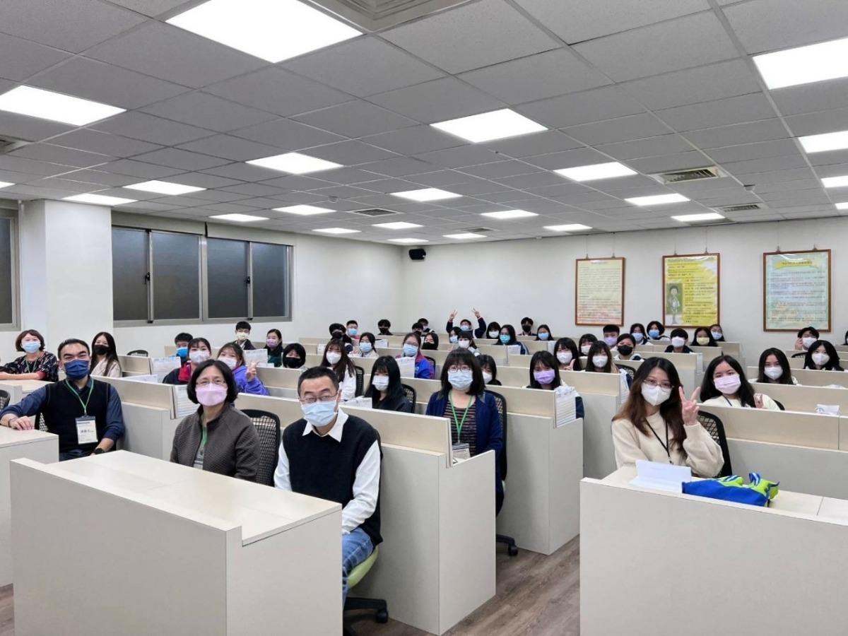 龍華科大舉辦職場英語體驗營 高中職學子獲益良多 職場英語體驗營 龍華科大應外系帶領高中職生用英文活躍職場 2
