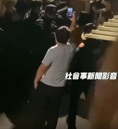 醉女深夜鬧事被管束 兄護妹心切對警飆罵「幹XX」遭送辦 螢幕擷取畫面 489 e1672735173969