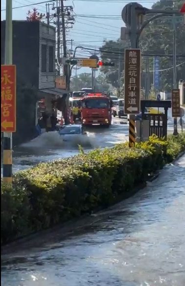 水管爆裂!龍潭三坑里成汪洋 女騎士遭沖200公尺遠 螢幕擷取畫面 496 e1673062395919