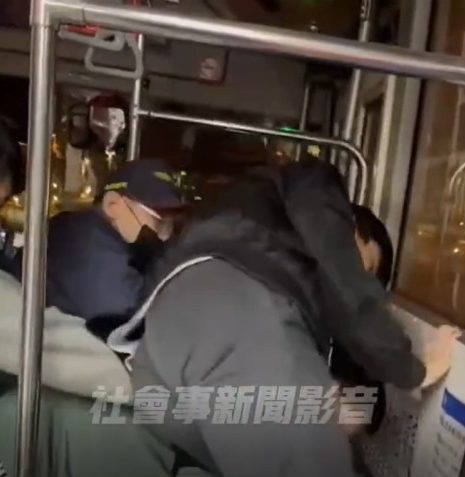 【有片】手機被偷!桃園男大生靠這招鎖定慣竊男 公車司機幫捉賊 螢幕擷取畫面 513 e1673600230493