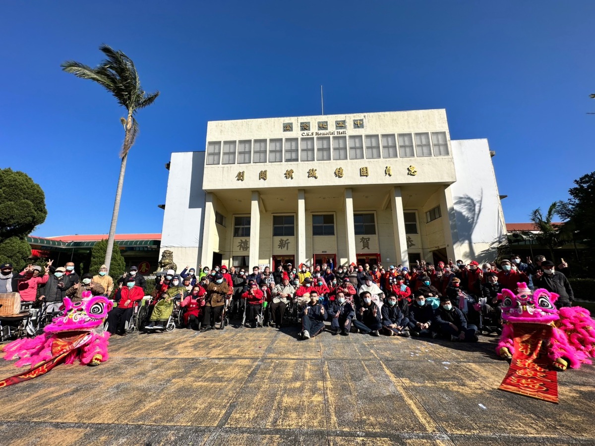 桃園榮家喜迎開工日 舞獅戰鼓齊報新春 開工團拜住民及工作人員參與踴躍熱鬧滾滾