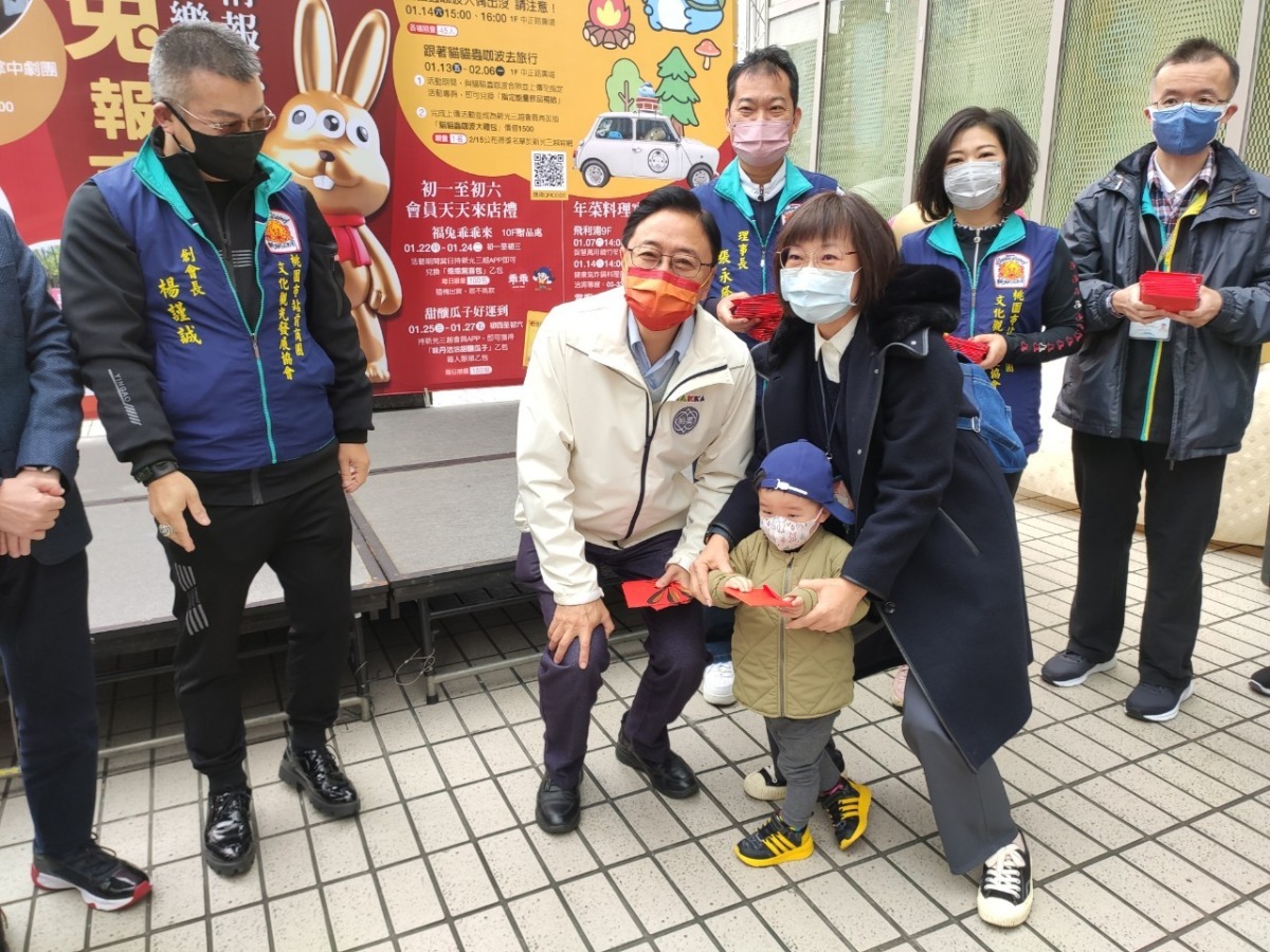 桃園站前商圈發福袋 張善政:祝所有店家業績長紅 領取福袋小朋友與市長開心合影