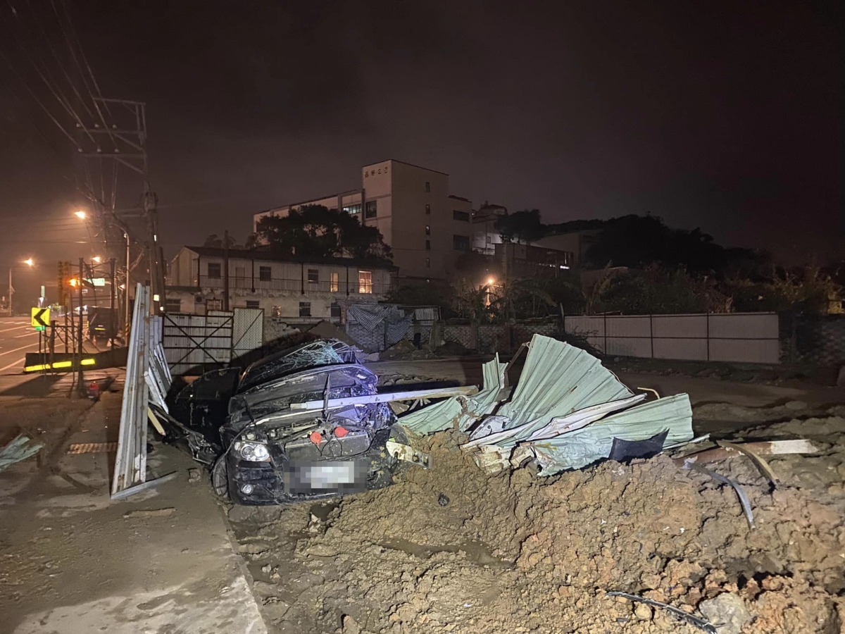 【有片】越籍男失控自撞亡 2乘客傷1人逃跑下落不明 馬323386354 468200568855755 7587965360698924006 n