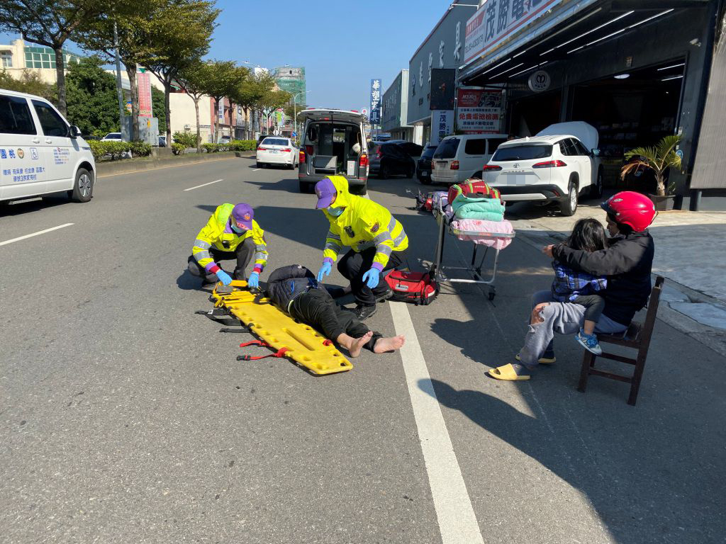 【有片】機車突向左飄移擦撞自小客 被載男童慘摔大哭 馬506656