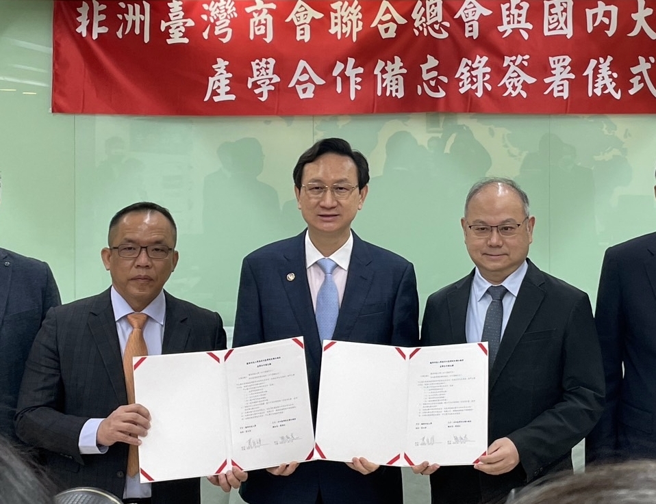 龍華科大、非洲台灣商會簽合作備忘錄 促進人才交流互惠 龍華科大攜手非洲臺灣商會 強化產學合作助臺商拓展市場 1