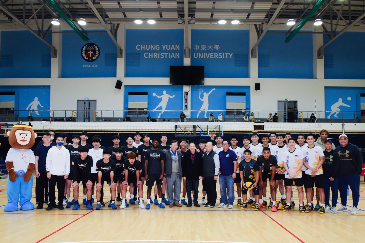 01 馬尼拉大學訪臺交流賽於中原舉辦，中原大學董事長張光正圖中到場為選手加油打氣。