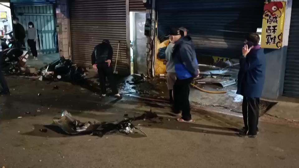 【有片】失控直衝鹹酥雞店 車頭撞爛2機車慘遭波及 0203平鎮鹹酥雞