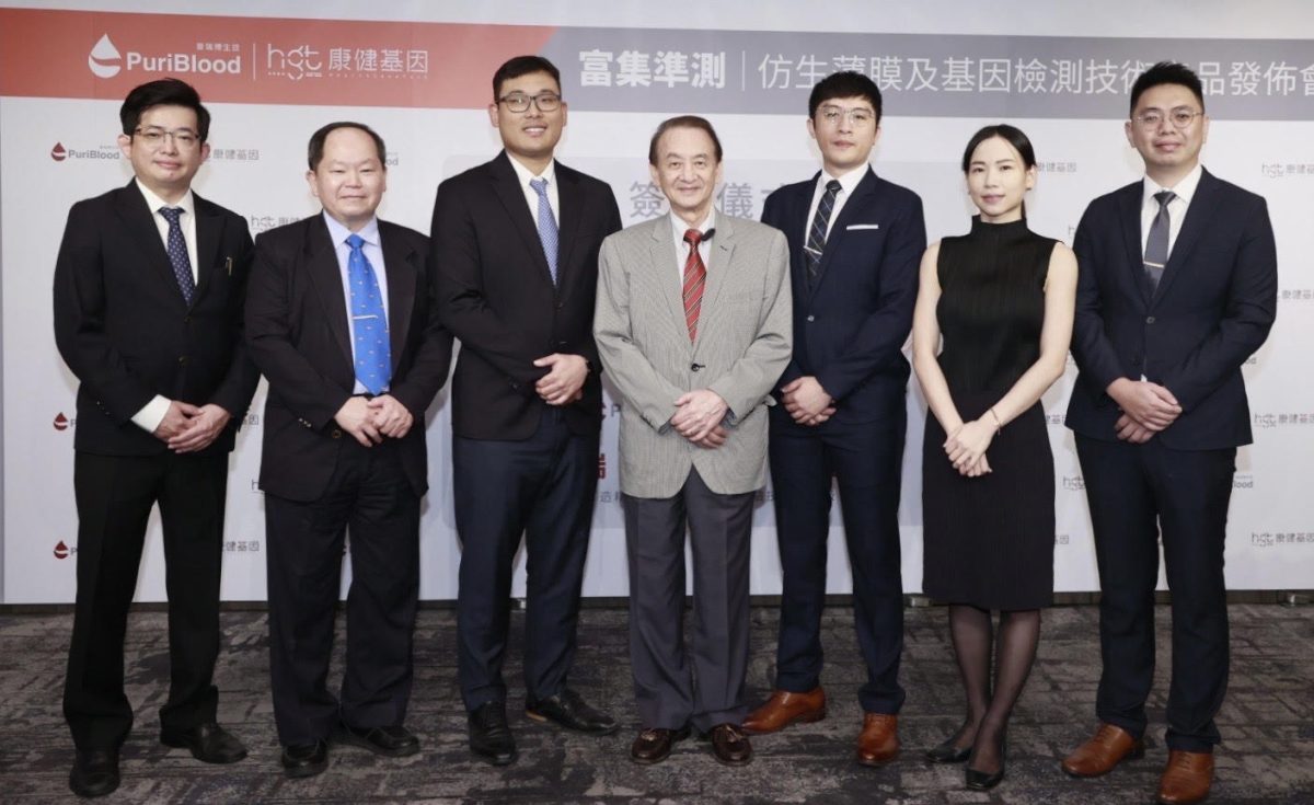 04 「普瑞博生技」產品發佈會，創辦人張雍左一與中原大學董事長張光正圖中等人合影 scaled