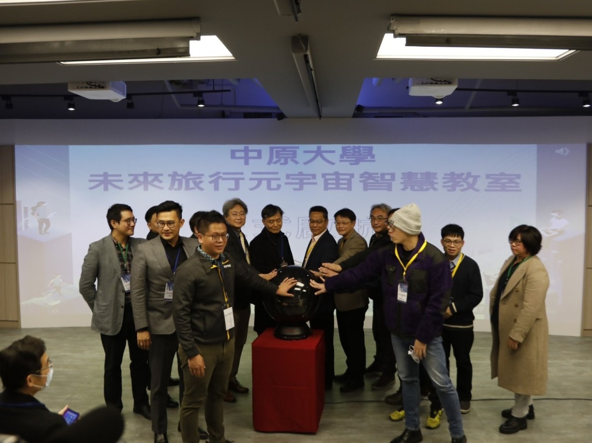 04 中原大學「未來旅行元宇宙智慧教室」揭牌儀式，邀請多所桃園高中學校、廠商代表及