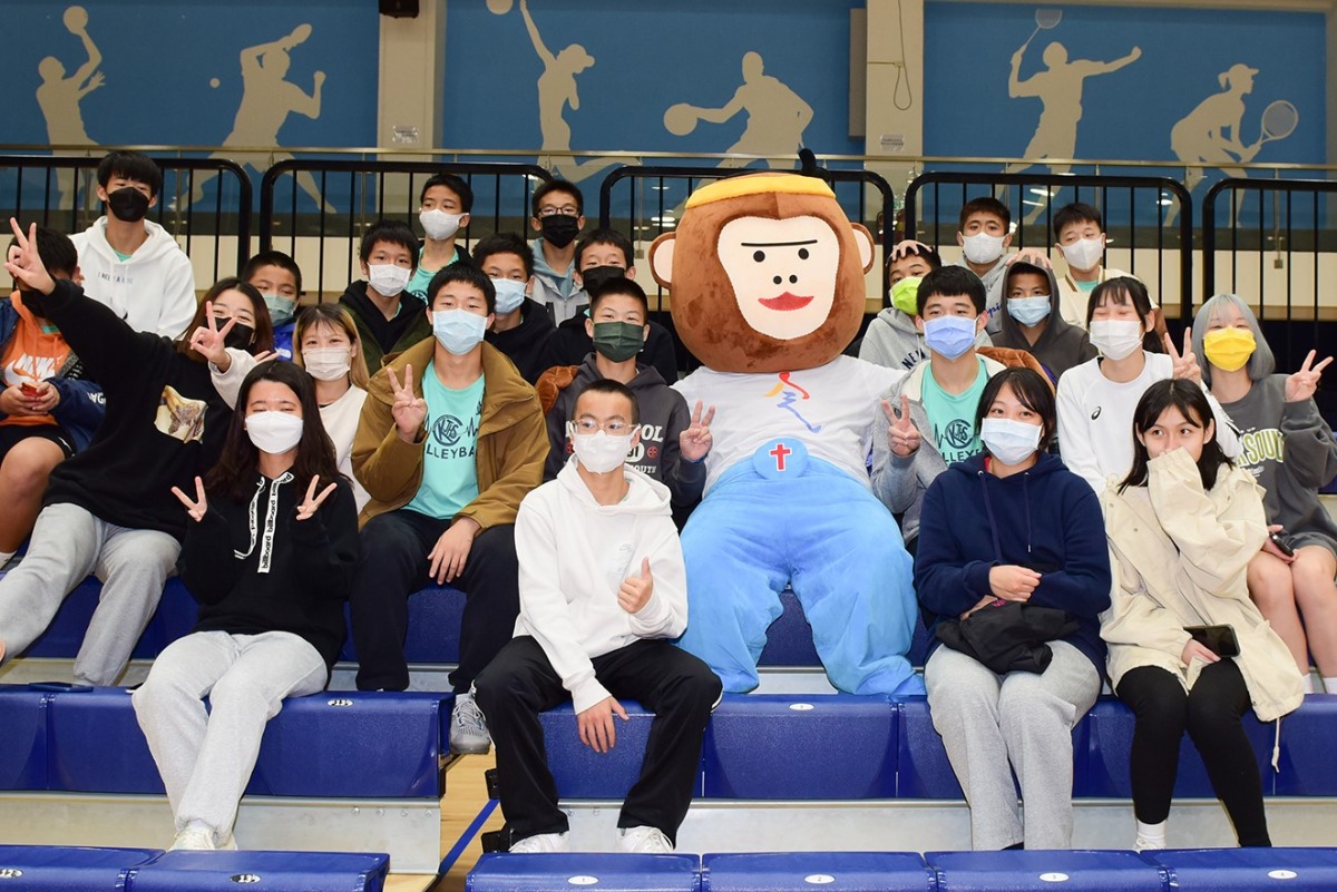05 112年全國大專校院運動會吉祥物「樂學猿」亮相，吸引學生拍照合影。