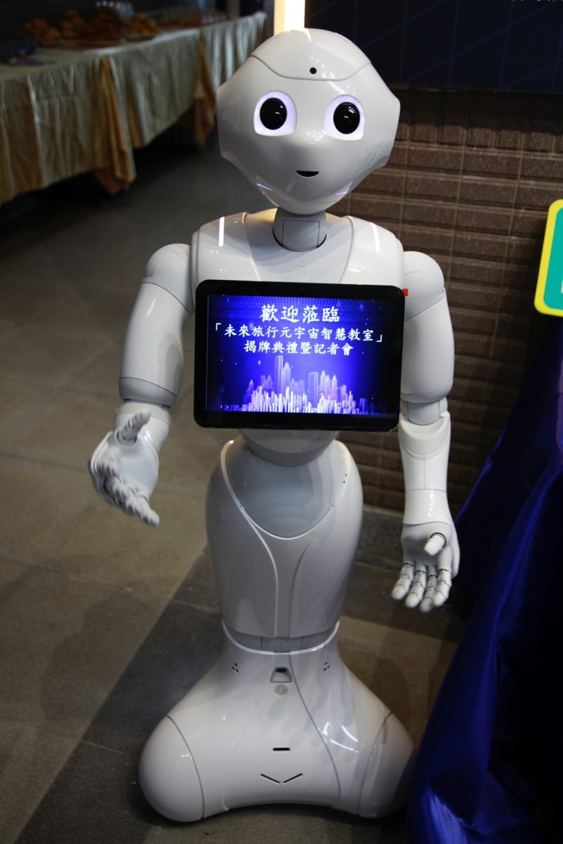 06 中原大學「未來旅行元宇宙智慧教室」安排機器人迎賓十分吸晴。 scaled