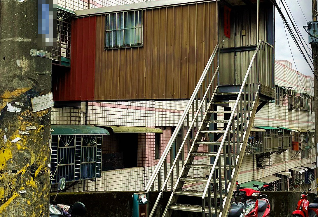 龜山驚見違建「空橋」 網:在家享受出國樂趣