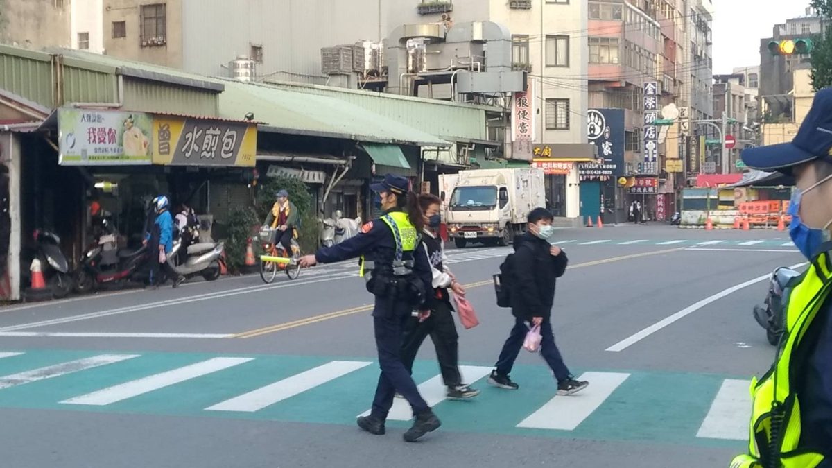 開學首日 壢警提醒學童過馬路不分心 123562 scaled