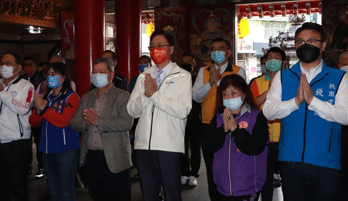 張善政赴蘆竹福隆巖參香點燈 為桃園祈福 1677569391595