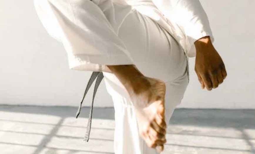 空手道5段遊客玩鬼屋嚇壞!1腳把鬼踢到骨折