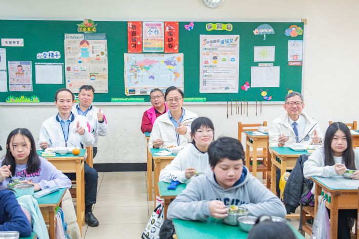 免費營養午餐政策上路 張善政讚:菜色均衡、好吃 20230213144456283