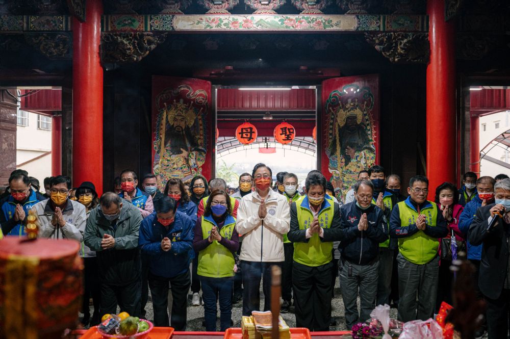 慶元宵!張善政赴觀音區發福袋 向神明還願 2023251922 5 2