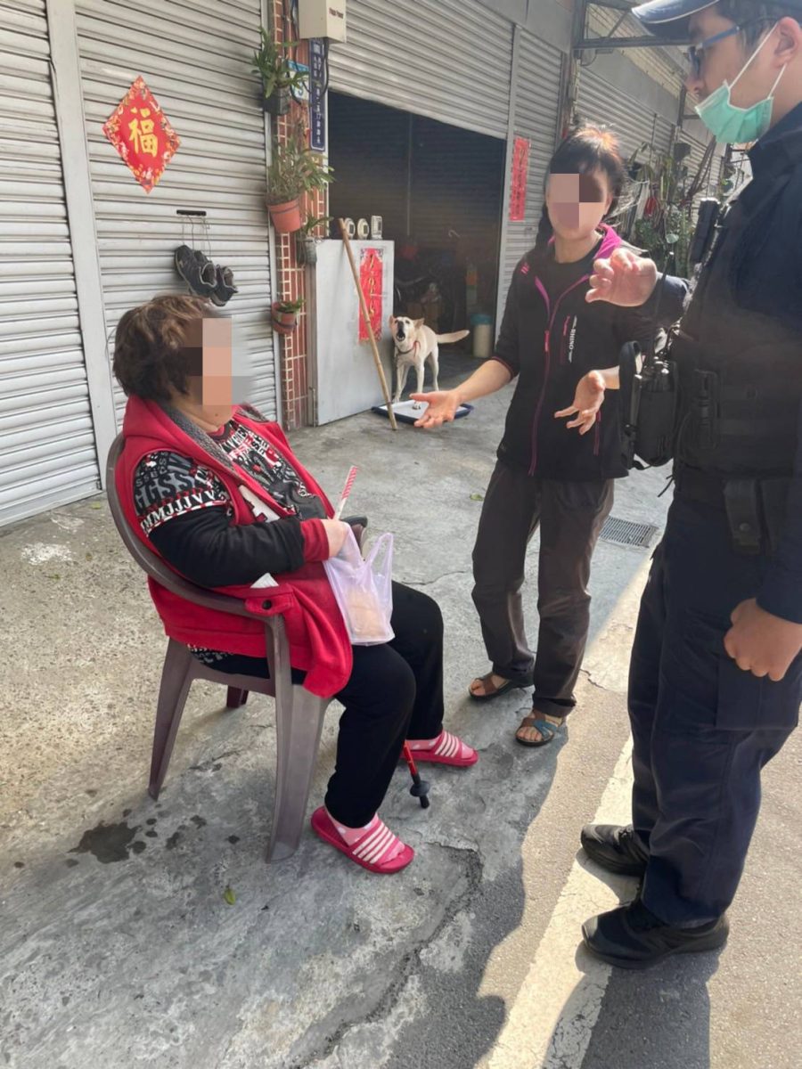 婦人外出散步頭暈路倒 巡邏員警及時協助 236229 scaled