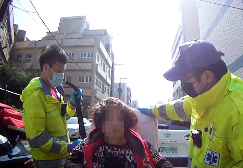 婦人外出散步頭暈路倒 巡邏員警及時協助 236230