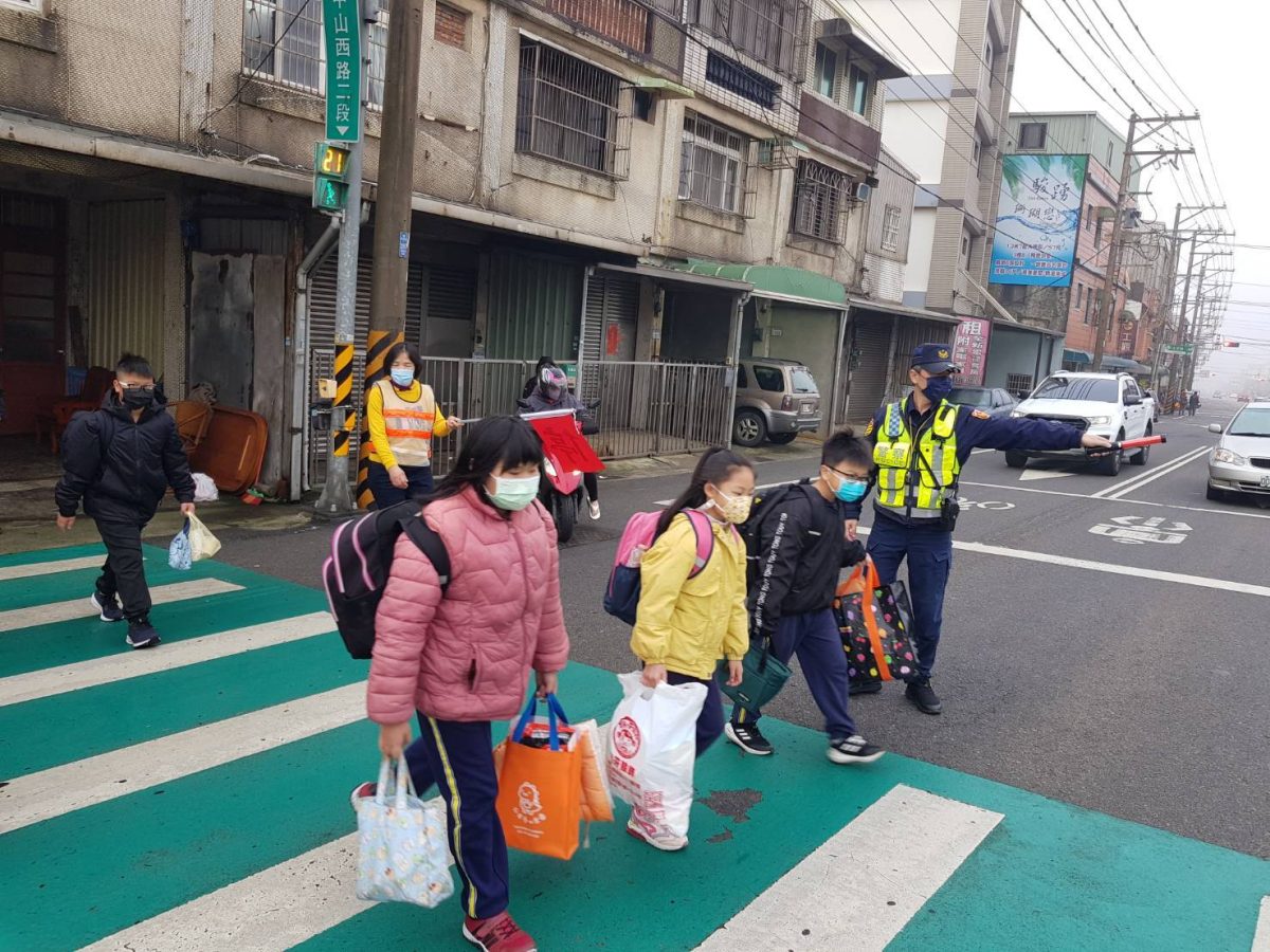 安心迎開學 楊梅警加強校園周邊交通疏導 237894 scaled