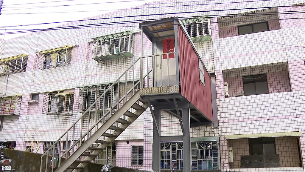 龜山民宅後窗搭建鐵皮通道 「飛機空橋」違建未拆