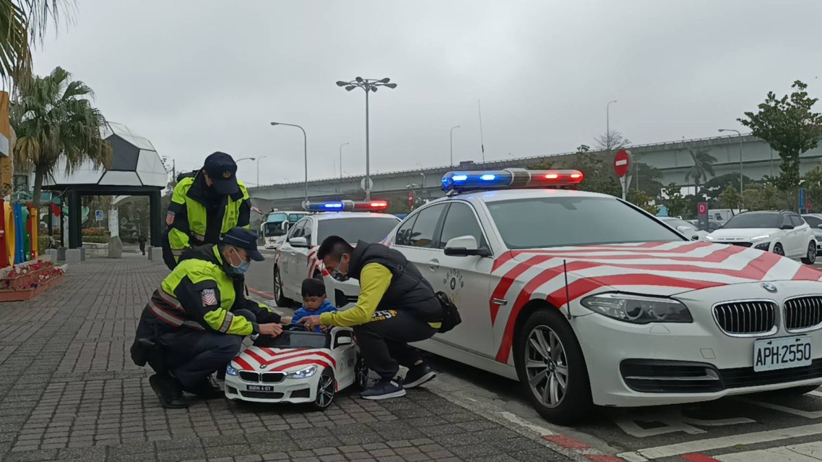 國道警籲連假勿疲勞駕駛 中壢服務區「迷你紅斑馬」吸引孩童打卡 336040 scaled