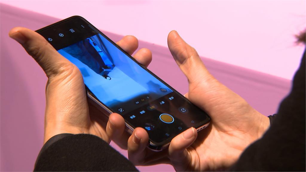 手機品牌搶攻摺疊機市場 3C達人:價格才是關鍵