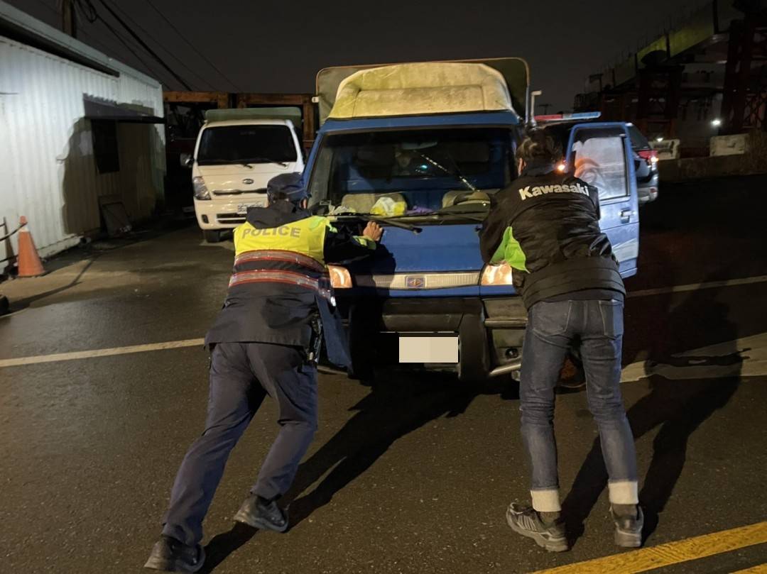 小貨車拋錨動彈不得 蘆竹警推車解圍 455524