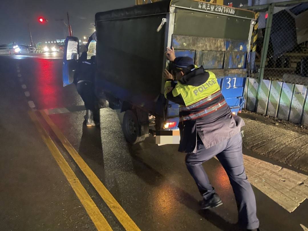 小貨車拋錨動彈不得 蘆竹警推車解圍 455526