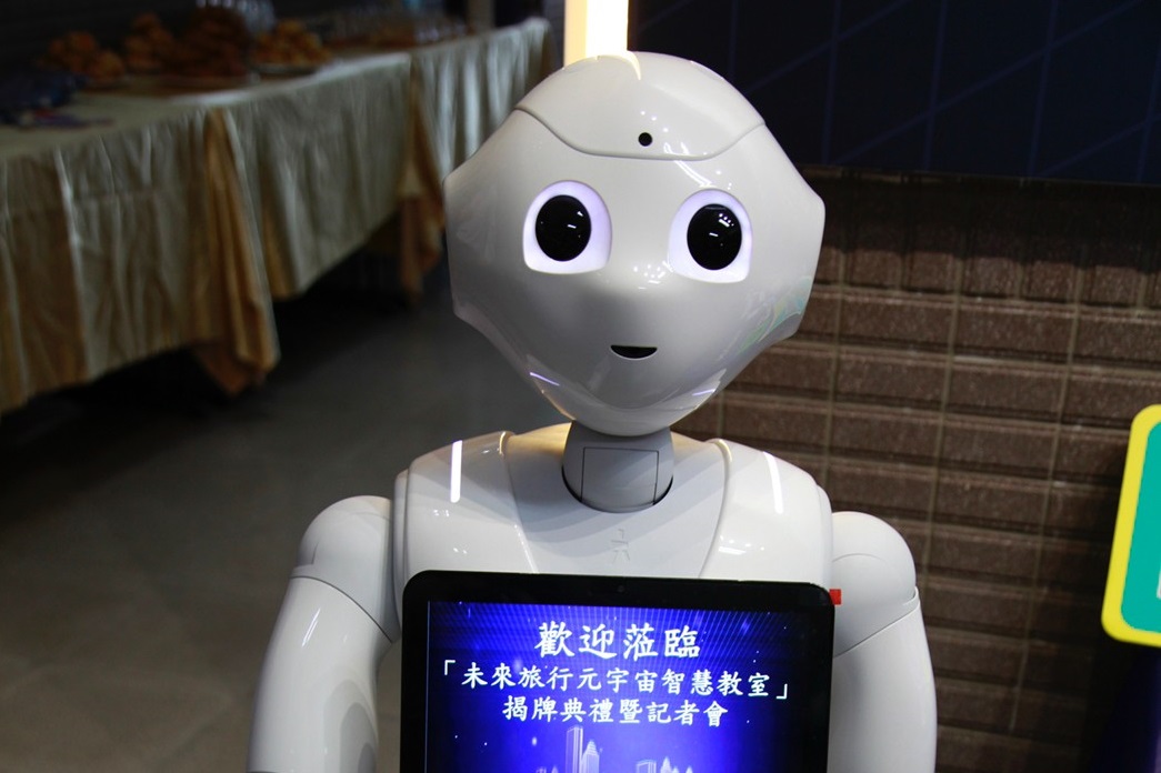 中原大學「元宇宙智慧教室」 揭牌 機器人迎賓超吸睛