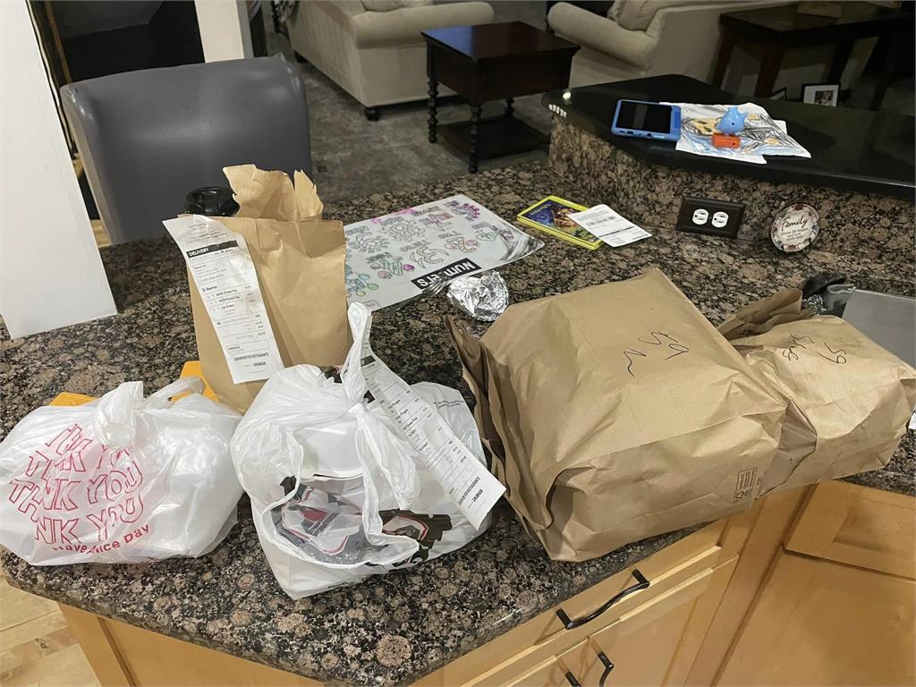 6歲兒子拿手機亂點餐!大批外送員湧家門口 老爸崩潰收3萬元帳單