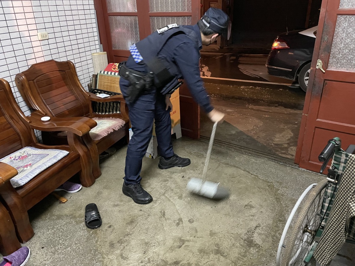 7旬翁如廁跌倒撞斷水管 平警急叩119、清理積水 520725