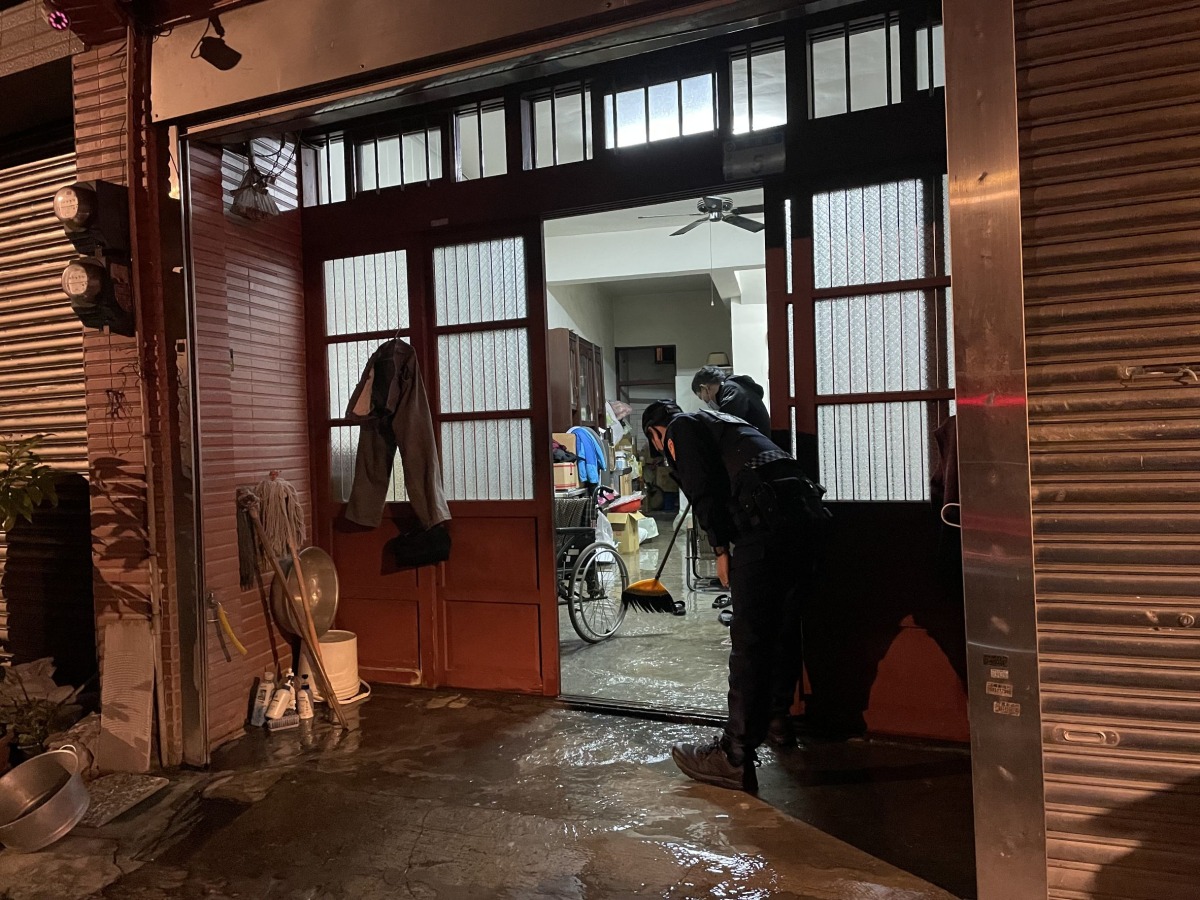 7旬翁如廁跌倒撞斷水管 平警急叩119、清理積水 520726