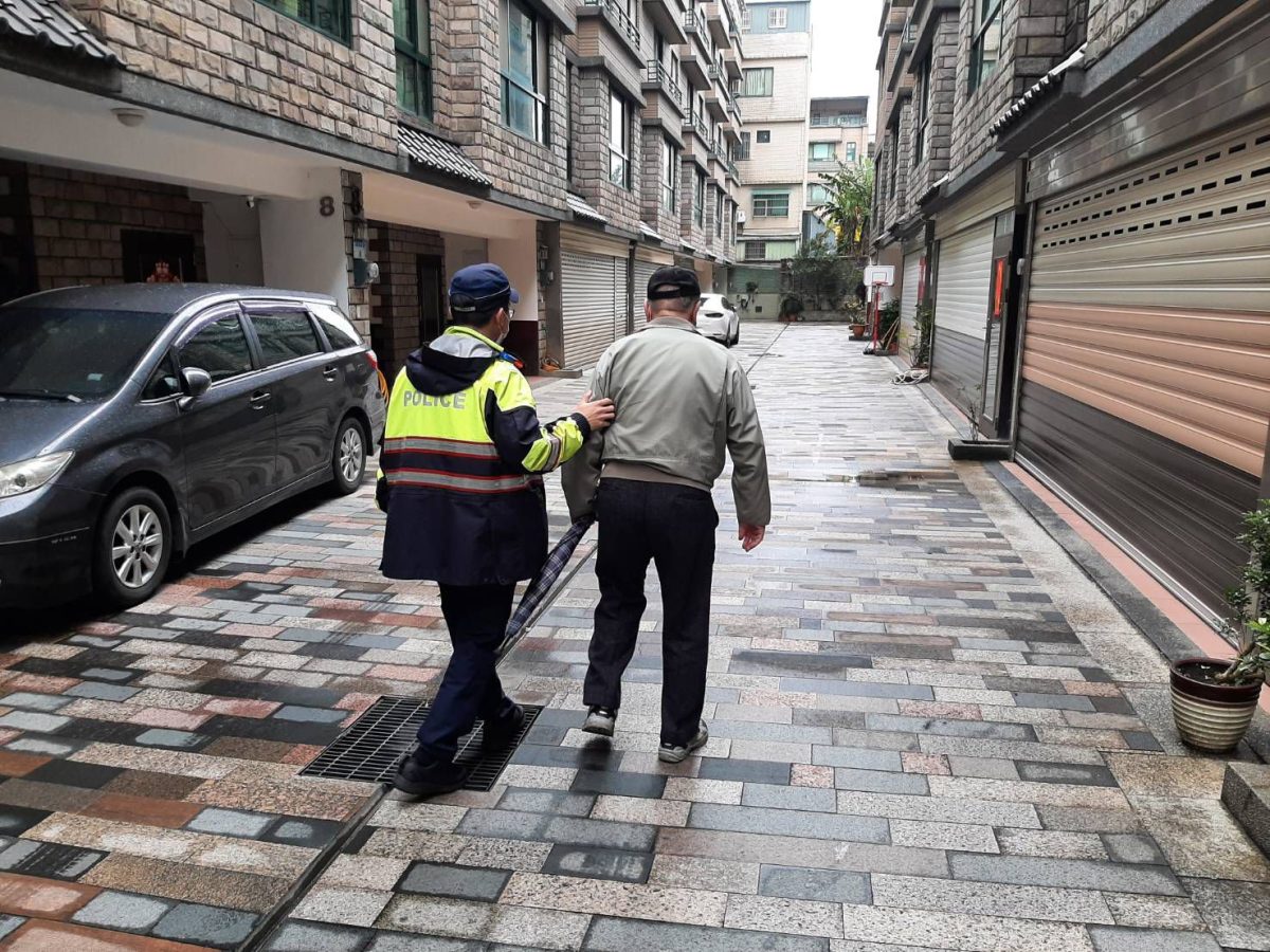 雨後路滑!9旬翁公園跌倒見血 平鎮警消即刻救援 523794 scaled