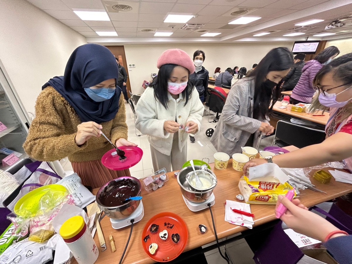 移民署桃園站助新住民適應在台生活 學員DIY巧克力傳情 5B581328 5A52 4DBE 81AE C4E4EBB17829