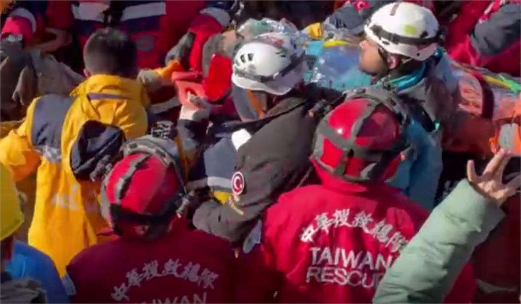 奇蹟畫面曝!土耳其男「受困198小時」被台灣民間搜救隊救出