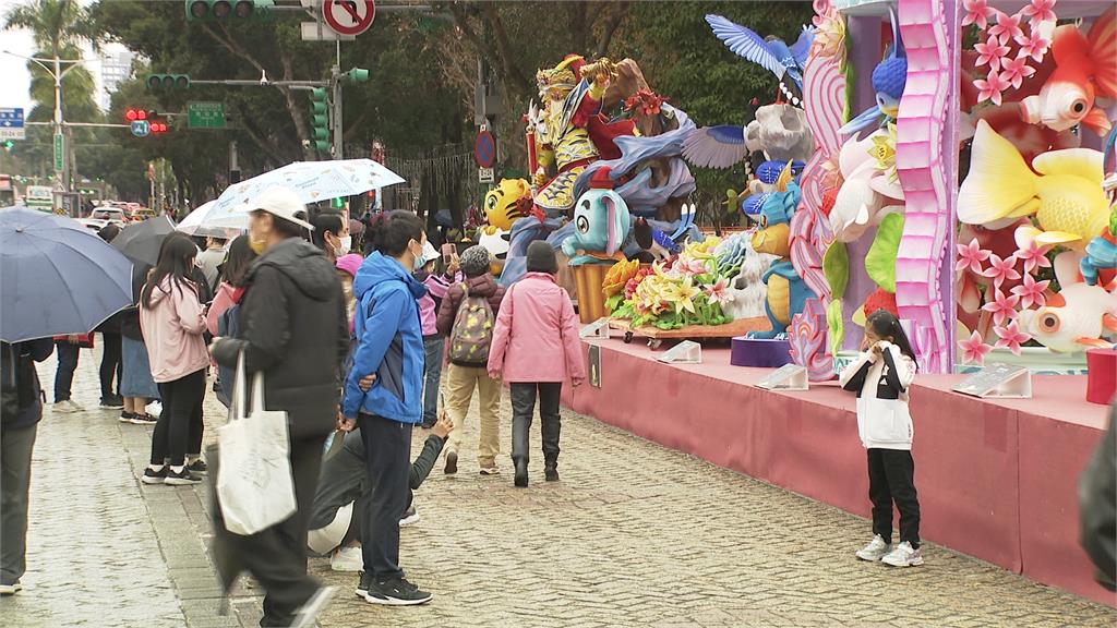 搶燈會商機!民眾踩街賞花燈小吃攤笑了