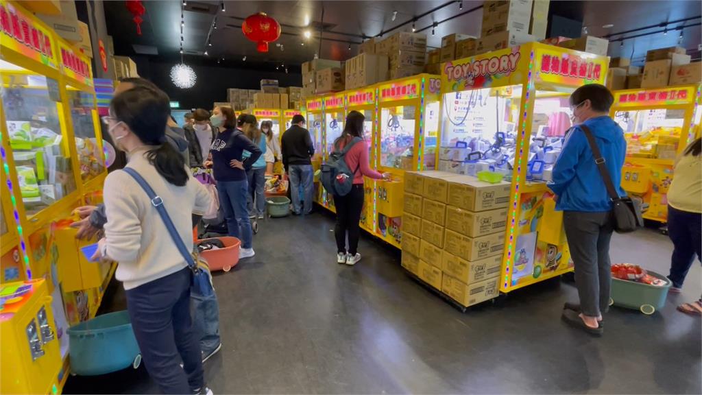 連假衝娃娃機店開夾 有吃有玩大小朋友最愛