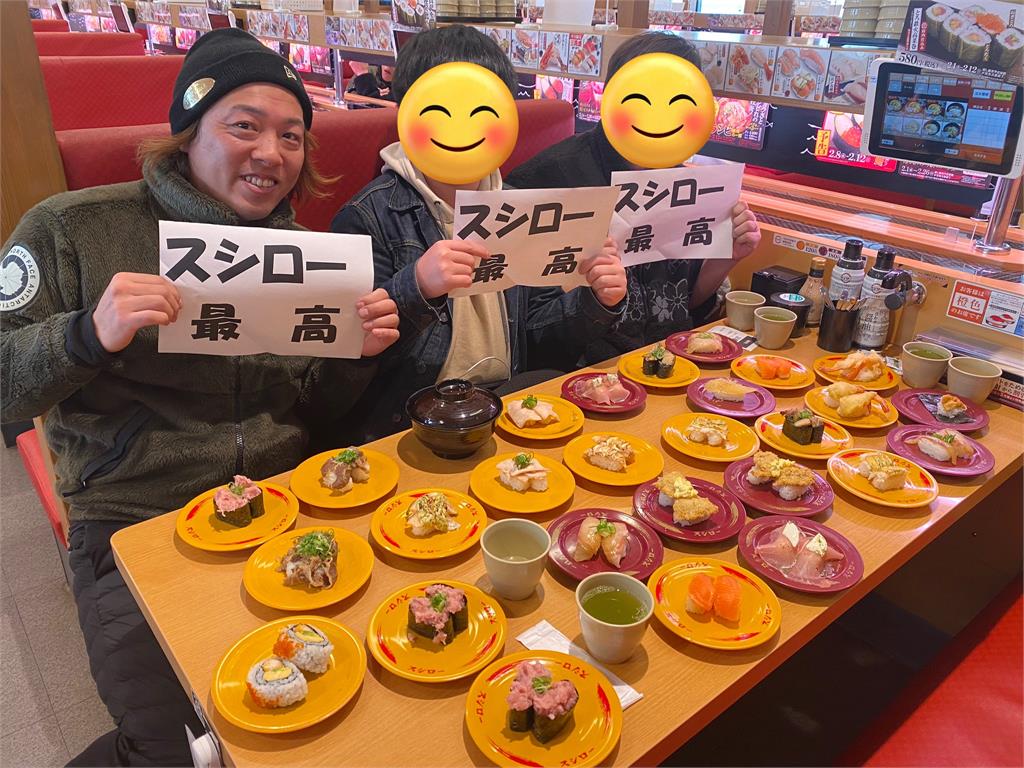 屁孩毀壽司郎!日本群眾發起「拯救活動」狂嗑壽司狂疊盤子 屁孩毀壽司郎!日本群眾發起「拯救活動」狂嗑壽司狂疊盤子